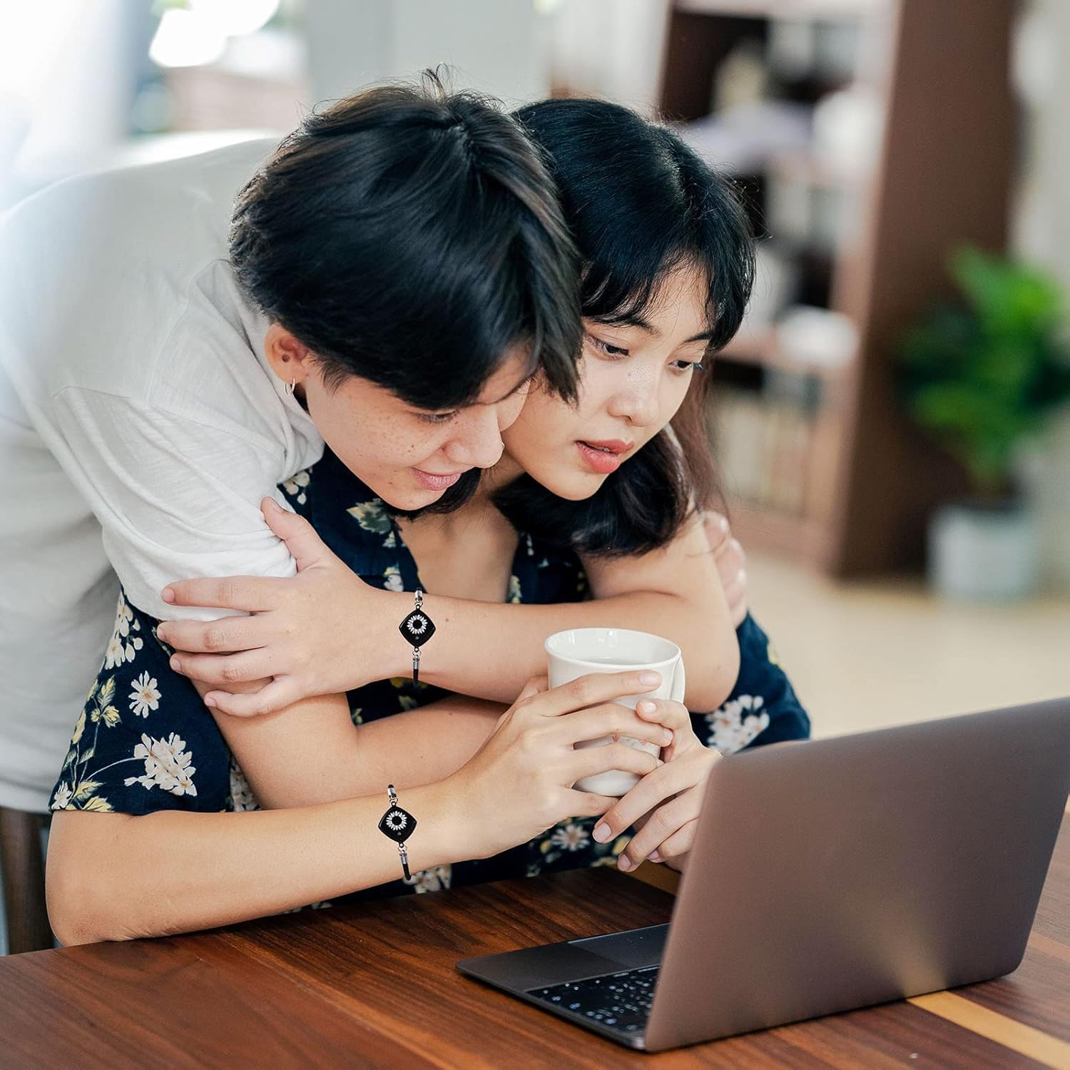 Dacida Long Distance Touch Bracelets Jewelry Set of 2, Remote Smart Connection Love Bracelet, Relationship Bracelets for Couples Lovers Family Kids Friends Valentine's Day Gifts(Bluetooth), Cubic Zirconia